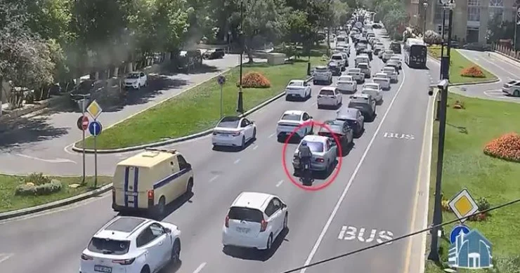 Bakıda moped sürücüsü Mercedes in üstünə çıxdı QƏZA ANI