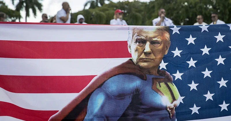Tramp Supermen obrazında: Ağ Ev qeyri adi paylaşımla təəccübləndirdi