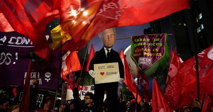 В Бразилии протестующие сожгли куклу в виде Трампа