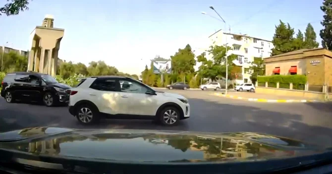 Bakıda bu dairə sürücülər üçün təhlükə yaradır Hər gün qəza olur