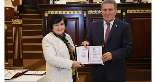 Aylardır işə çıxmayan 85 yaşlı direktor