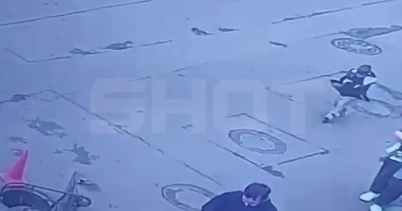 Ребёнок засмотрелся в смартфон и упал в люк ВИДЕО