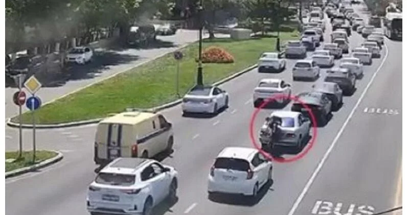 Мопед врезался в легковушку в Баку ВИДЕО