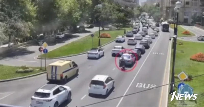 В Баку легковушка и мопед стали участниками ДТП ВИДЕО
