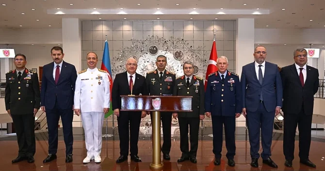 Zakir Həsənov Türkiyədə azərbaycanlı məzunlara diplomlarını təqdim edib