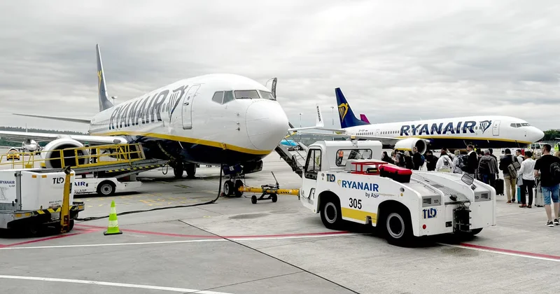 Ryanair sərnişini sınmış illüminatordan az qala təyyarədən çölə sovrulacaqdı
