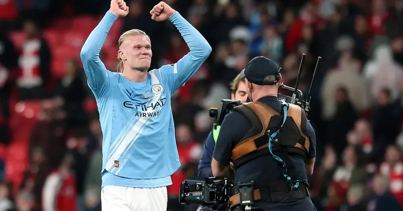 25 yaşlı məşhur futbolçunun qeyri adi həyatı ŞOK EDİR: gündə 6 min kalori və... FOTOLAR