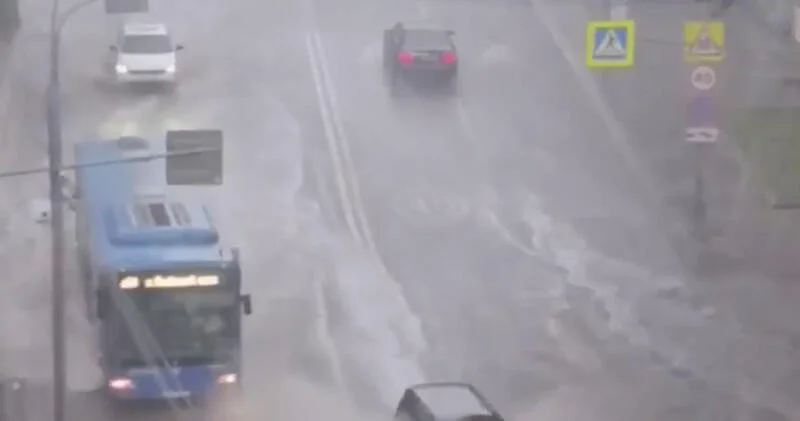 Мощный ливень и град обрушились на Москву ВИДЕО