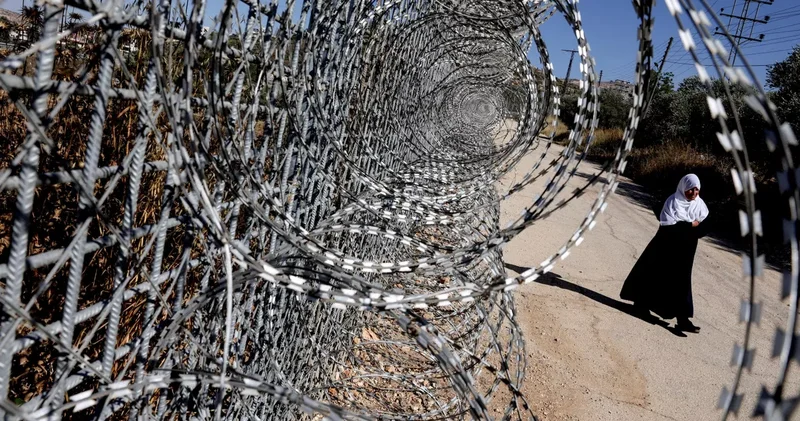 “Minlərlə fələstinli evlərini tərk edir: israilli məskunlaşanlar onlara cəhənnəm yaşadır“ “Reuters“