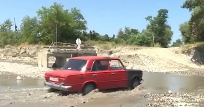 Üç min vətəndaşın yolu uzanıb 4 aydır tədbir görülmür Video