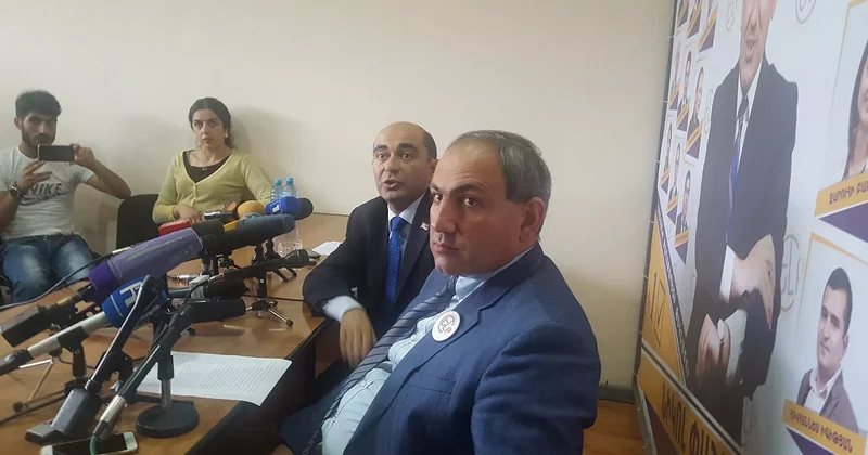 Paşinyan keçmiş müttəfiqlərini məhkəməyə verdi