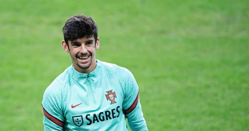 “Mançester Siti” və “Tottenhem” portuqaliyalı futbolçu uğrunda mübarizəyə qoşuldu