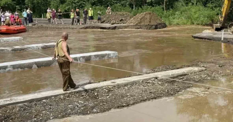 В Хабаровском крае размыло часть трассы из за сильных дождей
