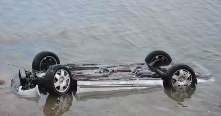 Xaçmazda maşın gölə düşdü, sürücü öldü