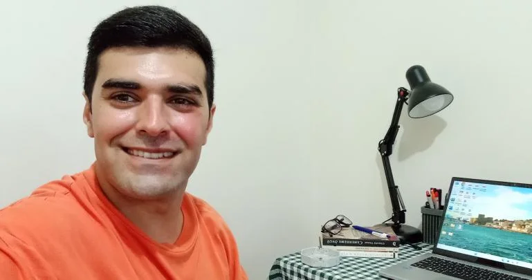 Qarışqaya bənzəyən biz Rəvan Cavid yazır