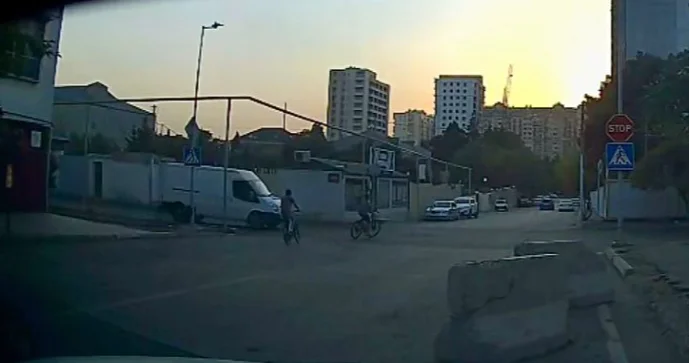 Azyaşlı velosipedçilər yük maşını ilə toqquşmadan son anda xilas oldular VİDEO