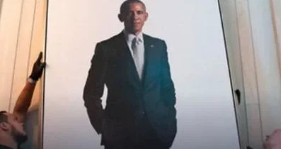 Tramp Obamanın Ağ Evdəki portretini gözdən uzaq yerə köçürdüb