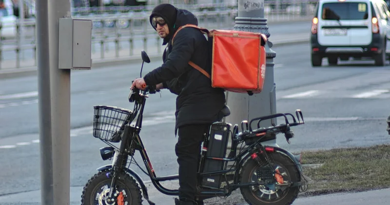 В Петербурге иностранцам запретили работать курьерами