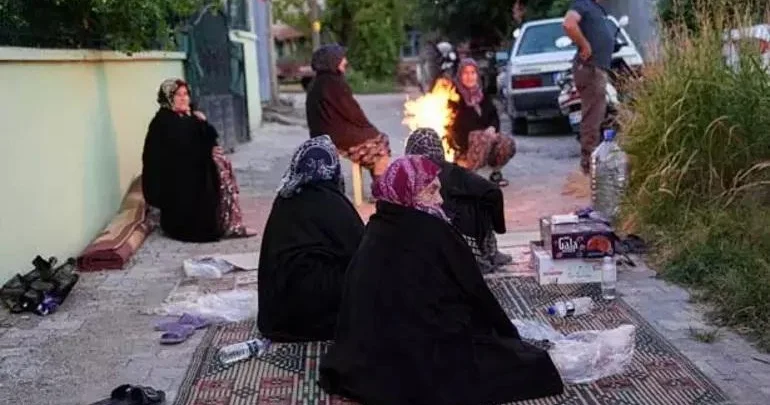 Balıkesirdə insanlar gecəni küçədə keçirdilər FOTOLAR