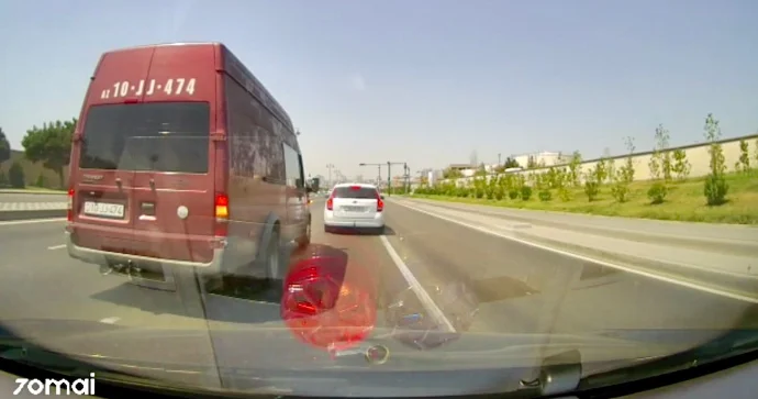 Prospektdə təhlükə saçan sürücü: Maşını dəfələrlə sıxışdırdı, qoşa xətti tapdaladı VİDEO