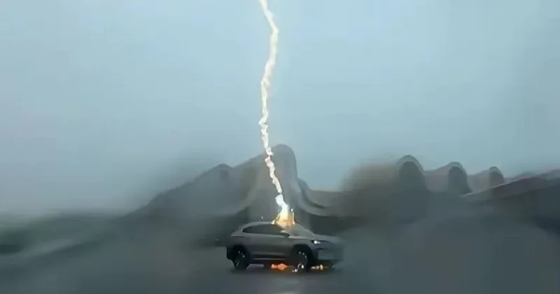 Elektromobili ildırım vurdu ANBAAN VİDEO