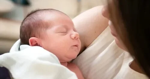 Yay aylarında körpə uşaqları havaya çıxararkən nələrə diqqət etməliyik? Pediatr AÇIQLADI