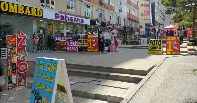 Paytaxda zəbt olunan səkilər piyadalar üçün əngələ çevrilib VİDEO