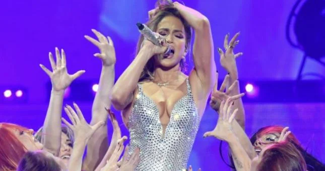 Cennifer Lopezin konserti millinin meydançasını yararsız hala saldı Şəkillər