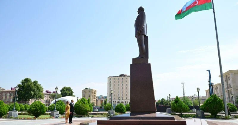 Президент Ильхам Алиев и Первая леди Мехрибан Алиева посетили памятник Общенациональному лидеру Гейдару Алиеву в Нахчыване ФОТО