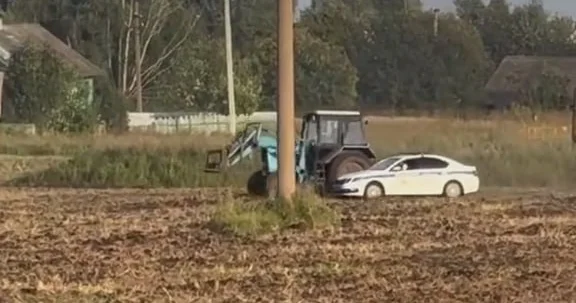 Rusiyada film kimi TƏQİB Polis sərxoş traktorçunu belə saxladı VİDEO