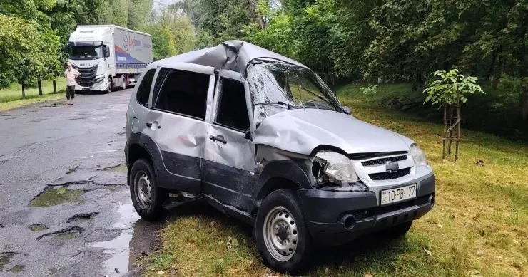 Zaqatalada TIR nazirliyin xidməti maşınını vurub aşırdı, yaralananlar var YENİLƏNİB