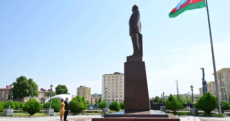 Prezident İlham Əliyev Ümummilli Liderin Naxçıvan şəhərinin mərkəzində ucaldılan abidəsini ziyarət edib