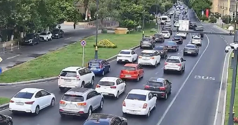 В Баку зафиксированы пробки на ряде основных дорог