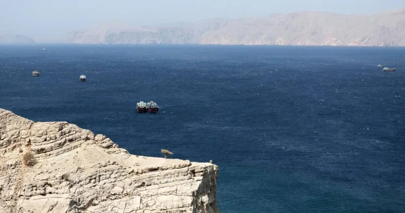Oman körfəzində konteyner gəmisi raketlə vuruldu