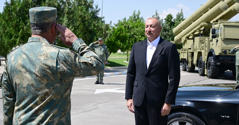 Prezident Komando hərbi hissələrinə Döyüş bayraqları verdi
