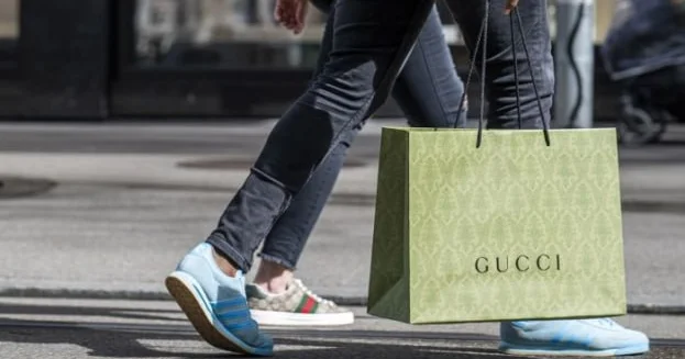 Gucci lüks sənayenin əsas qaydasını pozur: moda evi niyə qiymətləri aşağı salır?