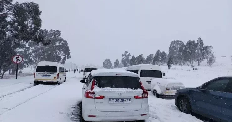 Qar yağması yollarda problemlərə səbəb oldu