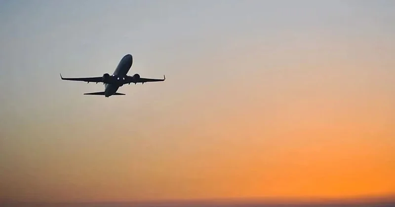 Təyyarədə təhlükəsizlik kəmərini taxmaqdan imtina edən uşaq uçuşun ləğvinə səbəb olub