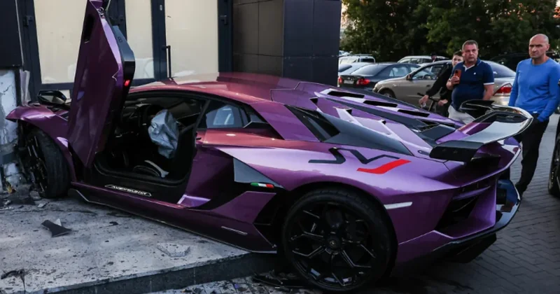 Milyarderin oğlu Lamborghini ilə yaşayış binasına çırpıldı Xəsarət alanlar var
