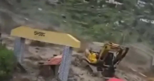Hindistanda körpü uçdu 15 kəndlə əlaqə kəsildi