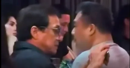 Ceki Çan restoranda Məhəbbətin qüdrətini mahnısına qulaq asdı