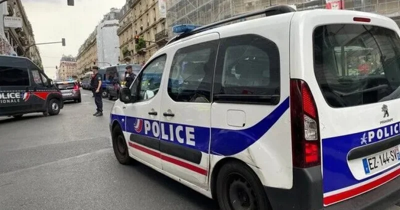 Fransada iki polisə bıçaqla hücum edilib
