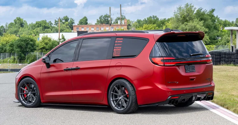 Bu iki Chrysler minivenini tanımayacaqsınız..?