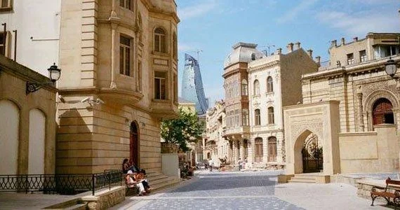 İçərişəhərdə tarixi binanın divarı yazıldı Rəsmi açıqlama