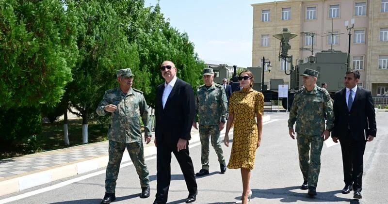 Президент Ильхам Алиев и Первая леди Мехрибан Алиева приняли участие в церемонии вручения боевых знамен вновь сформированным подразделениям командос Отдельной общевойсковой армии ФОТО