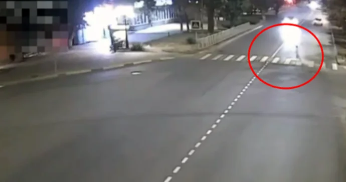 BMW keçiddən keçən çoxuşaqlı qadını vurdu; ölən var VİDEO