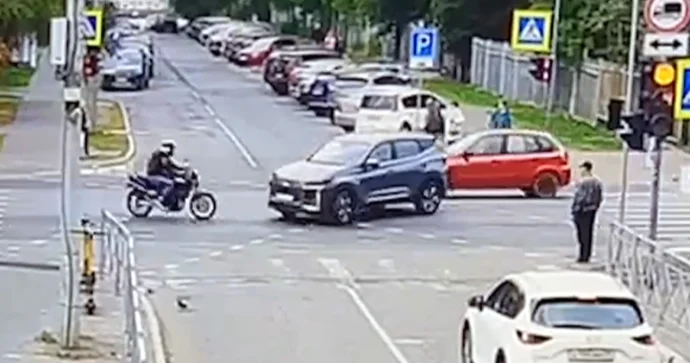 Qadın sürücüsü manevr qaydasını pozaraq motosikletlə toqquşdu VİDEO