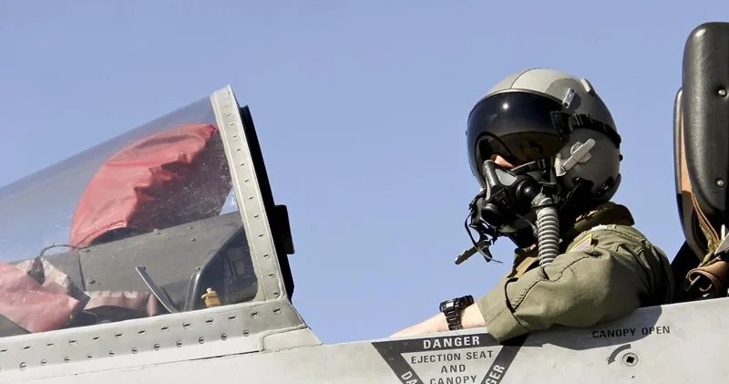 Niyə qırıcı təyyarə pilotları daim maska taxır?