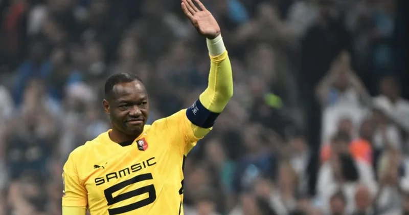 Məşhur qapıçı 40 yaşında futboldan getdi