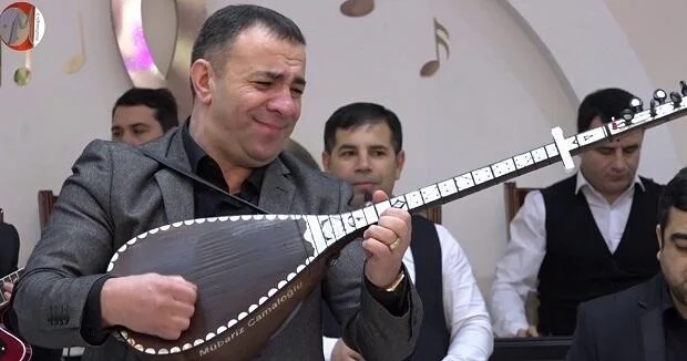Tanınmış aşıq sazla oyun çıxardı şousu başında partladı VİDEO